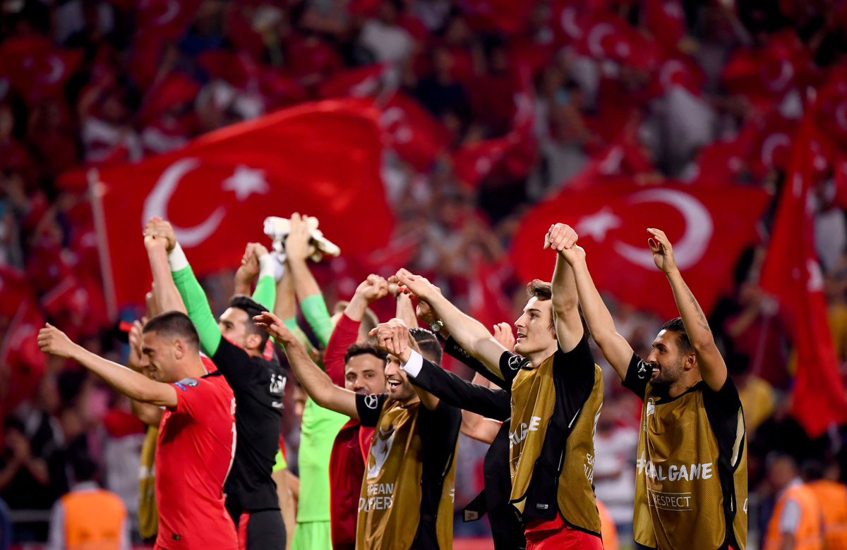Para pemain Turki merayakan kemenangan pertamanya atas Perancis. (Foto: Twitter/@UEFAEURO)