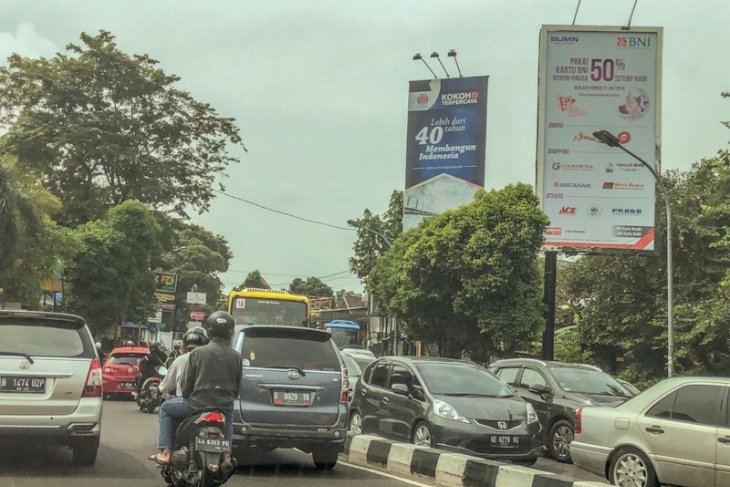 Lalu lintas di salah satu ruas jalan mengarah ke kawasan Malioboro Yogyakarta saat libur Lebaran (Antara: Eka Arifa Rusqiyati)