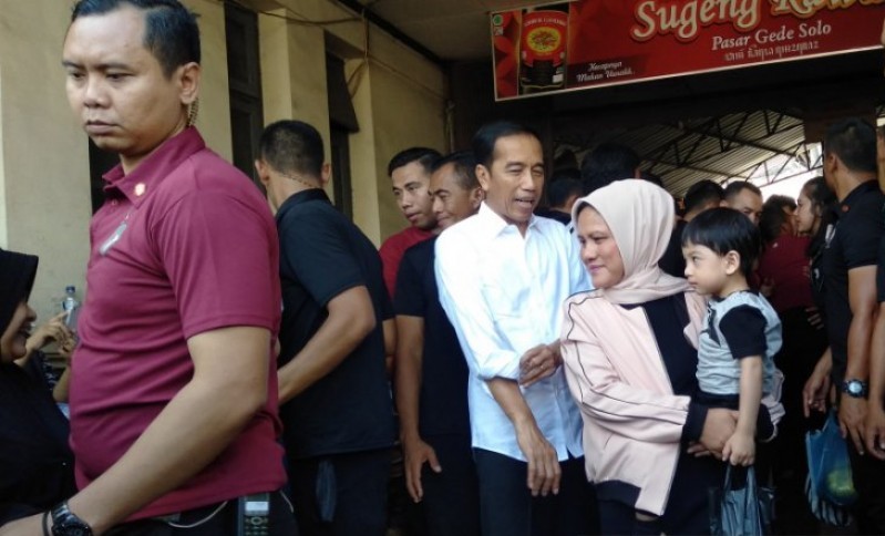 Jokowi dan Iriana saat di Pasar Gede Harjonagoro (Foto: Antara/Aris Wasita)