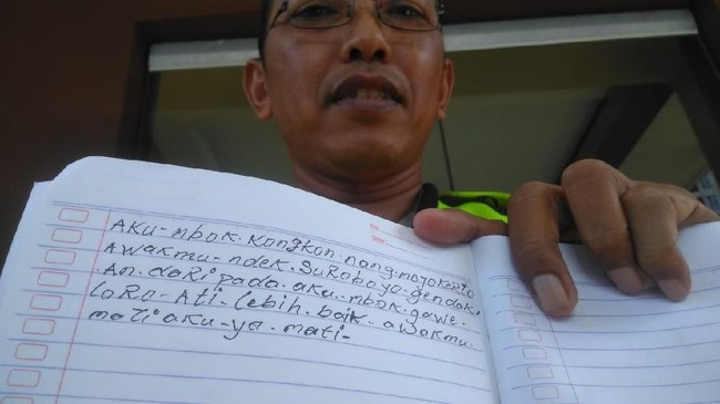 Wakapolsek Sawahan, AKP Eko Sudarmanto menunjukkan kertas berisi pesan. (Foto: Dokumen Polsek Sawahan)