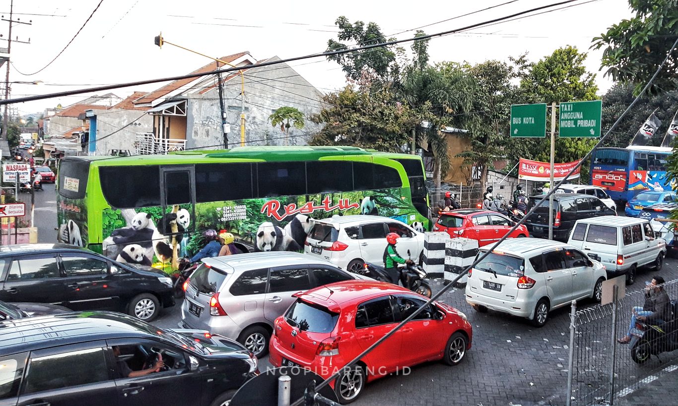 Pintu keluar bus kota, Terminal Purabaya mengalami kemacetan. (foto: Haris/ngopibareng.id)