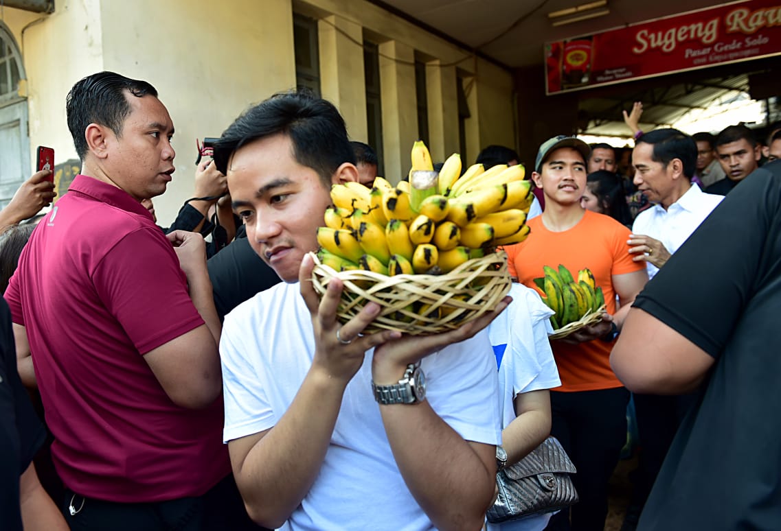 Kaesang Pangarep, saat Presiden Joko Widodo beserta keluarga mengunjungi Pasar Gede Solo. (Foto: setneg for ngopibareng.id)