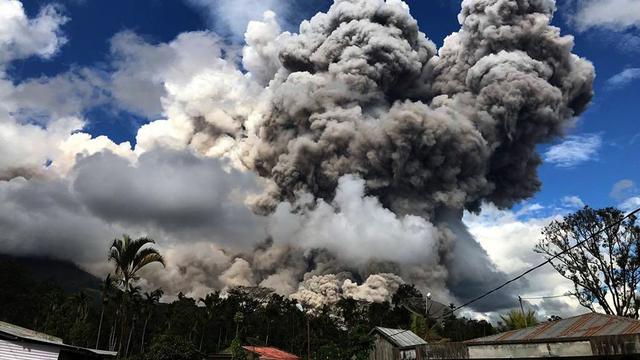 Gumpalan asap berwarna hitam pekat terus menerus keluar dari puncak Gunung Api Sinabung. (Foto: PVMBG)