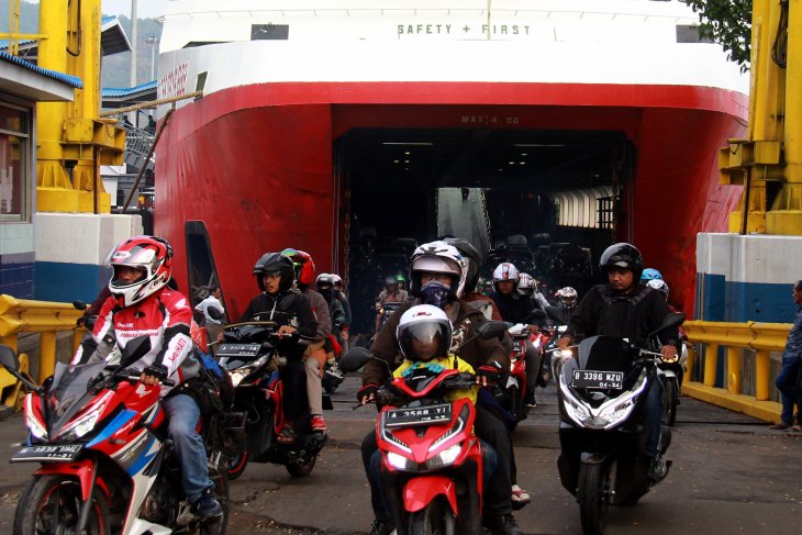 Sejumlah pemudik bersepeda motor dari Pulau Sumatera meninggalkan kapal roro di Pelabuhan Merak, Banten, Minggu 9 Juni 2019. (Foto: Dziki/Antara)