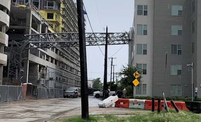 Crane ambrukk menimpa apartemen di Dallas, AS, Minggu kemarin. Satu orang tewas dalam  kecelakaan ini. (Foto:ABC13)