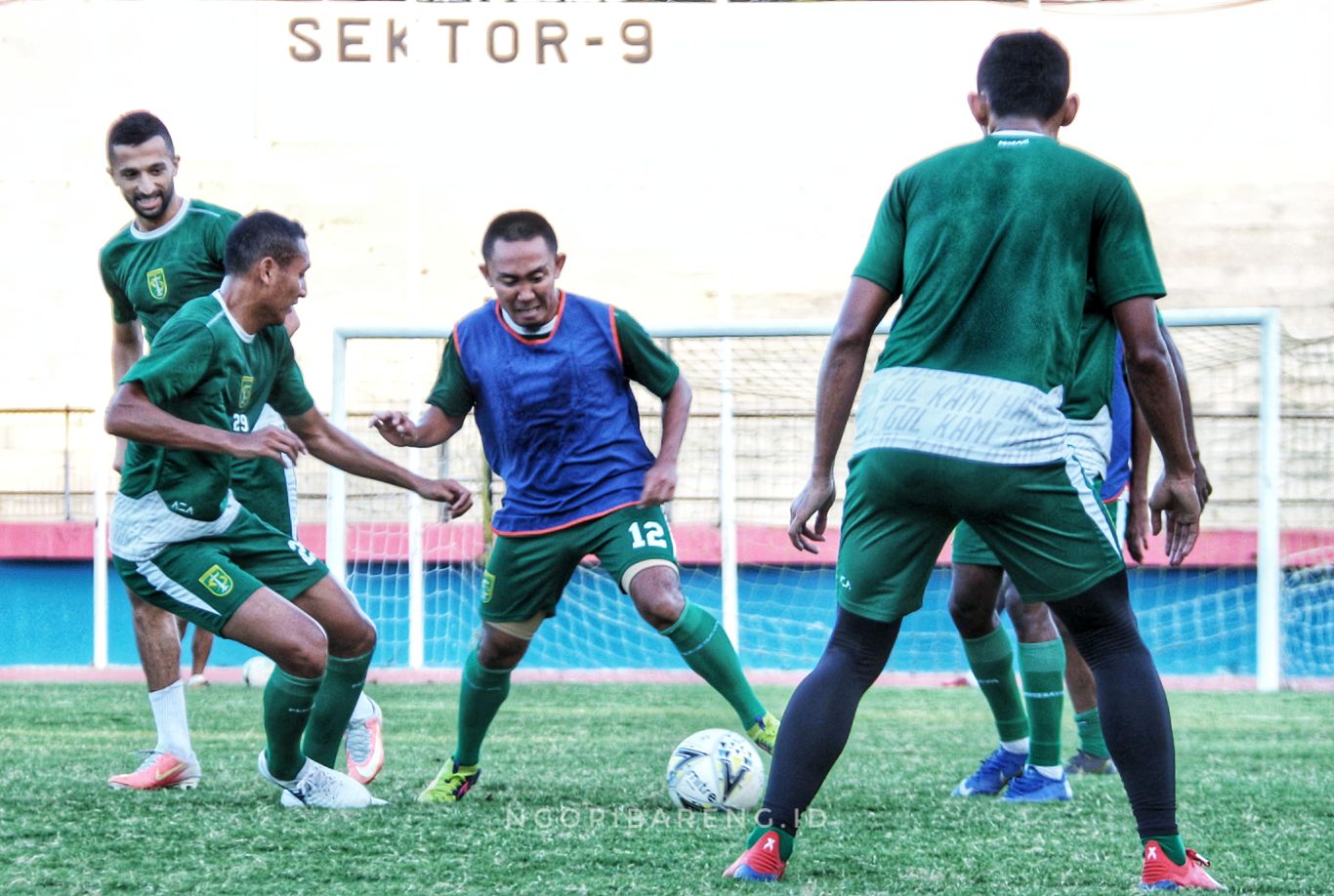 Pemain Persebaya, Rendi Irwan (rompi biru) saat berebut bola dengan pemain Bajul Ijo lainnya dalam latihan di Stadion Gelora Delta Sidoarjo. (foto: Haris/ngopibareng.id)