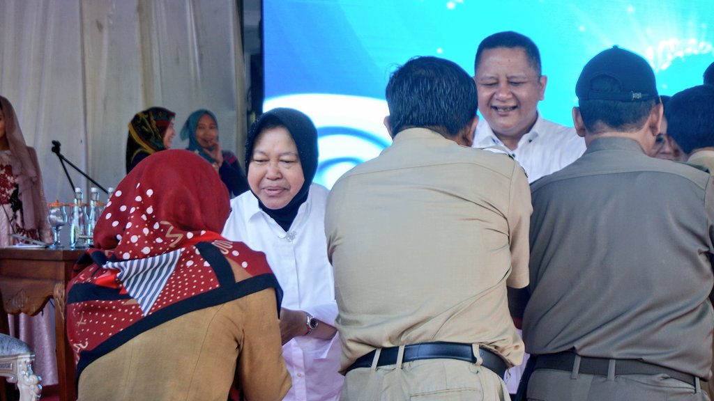 Wali Kota Surabaya Tri Rismaharini saat halal bi halal dengan pegawai dan ASN Pemkot Surabaya, di Taman Surya Balai Kota Surabaya, Senin 10 Juni 2019. (Foto: Farid/ngopibareng.id) 
