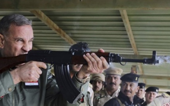 Menteri Pertahanan Irak Khaled al-Obeidi menembakkan senapan di lokasi pelatihan menembak dalam kunjungannya ke pangkalan militer Irak di Kamp Taji, Baghdad, Rabu 25 Februari 2019. (Foto: Reuters/Antara)