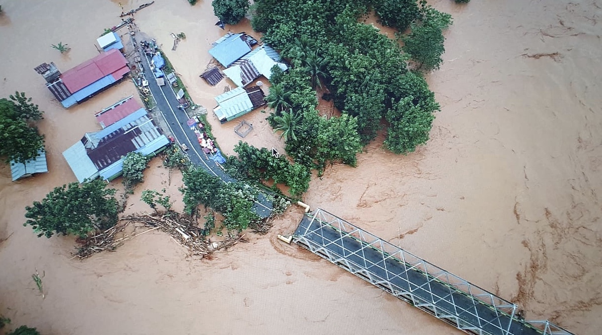 Sebuah jembatan terputus diterjang banjir Sulawesi. (Foto: BNPB)