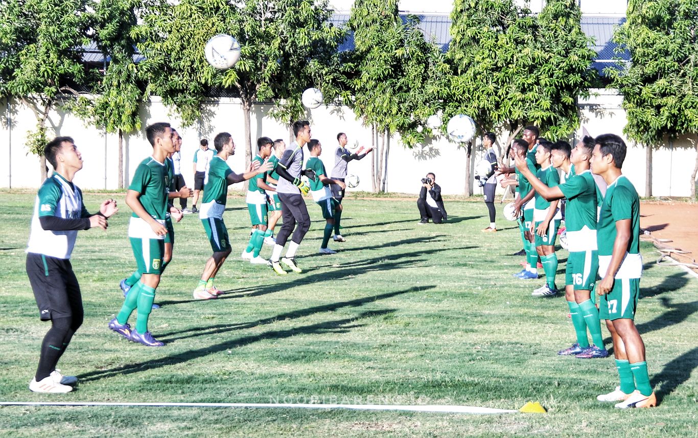 Skuat Persebaya saat latihan di Lapangan Polda Jatim, Senin 10 Juni 2019. (foto: Haris/ngopibareng)