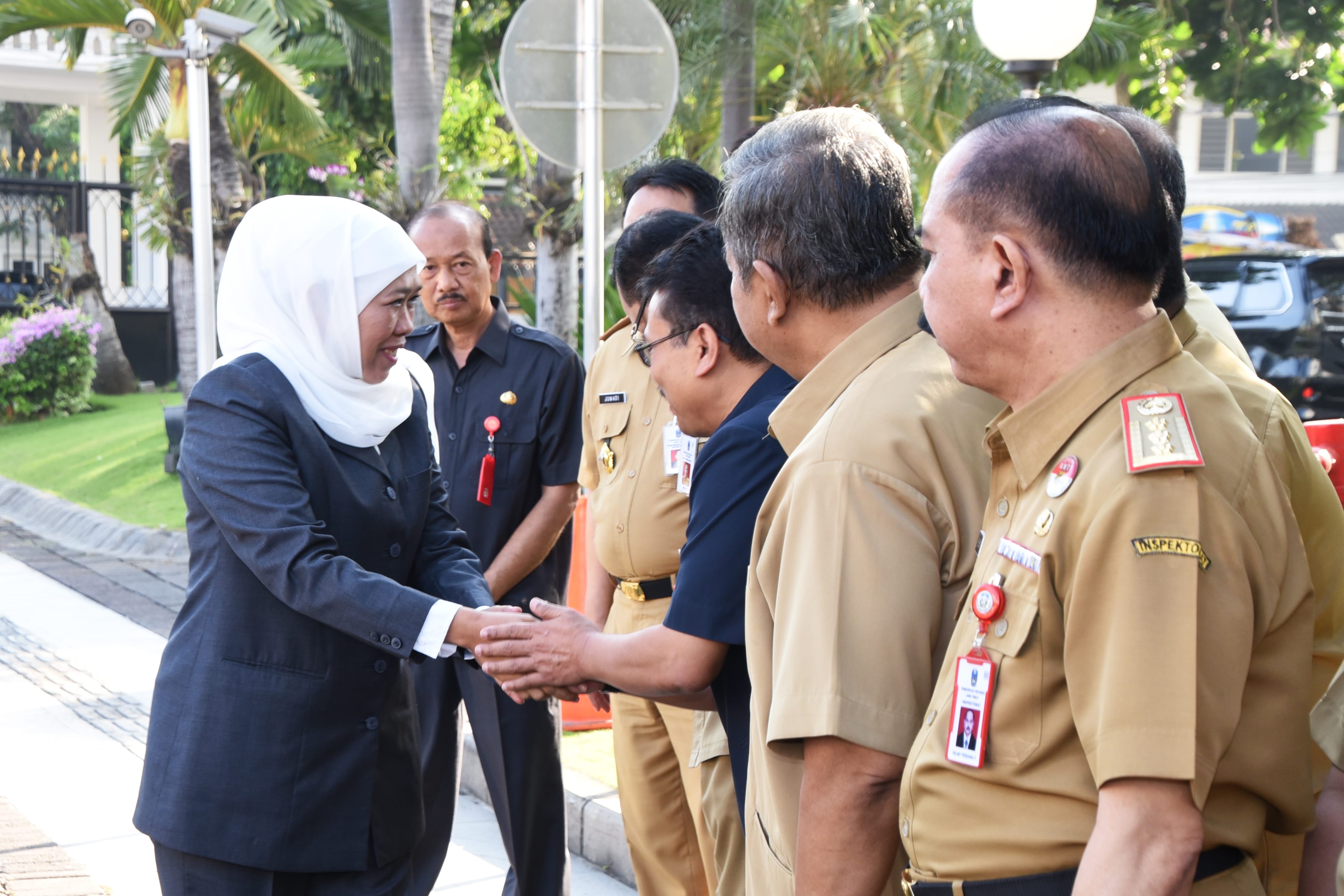 Gubernur Jatim Khofifah saat menyalami satu persatu ASN PEmprov. (Foto: Faiq/ngopibareng)