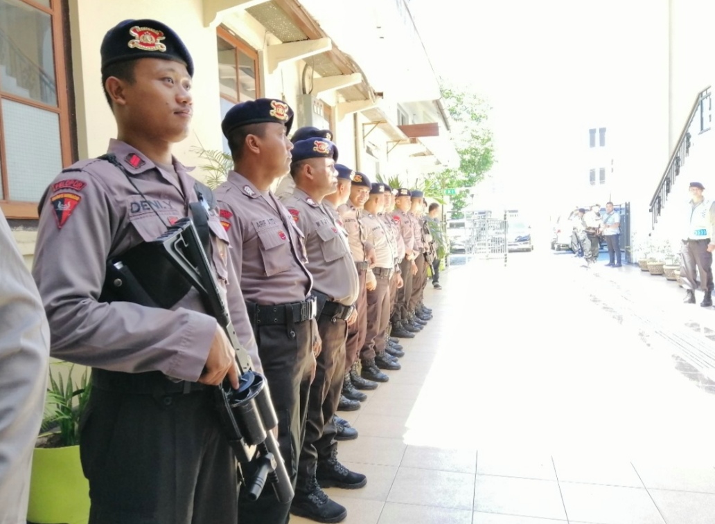 Personel Kepolisian saat berjaga di Pengadilan Negeri Surabaya, Selasa, 11 Juni 2019. (Foto: Farid/ngopibareng.id)