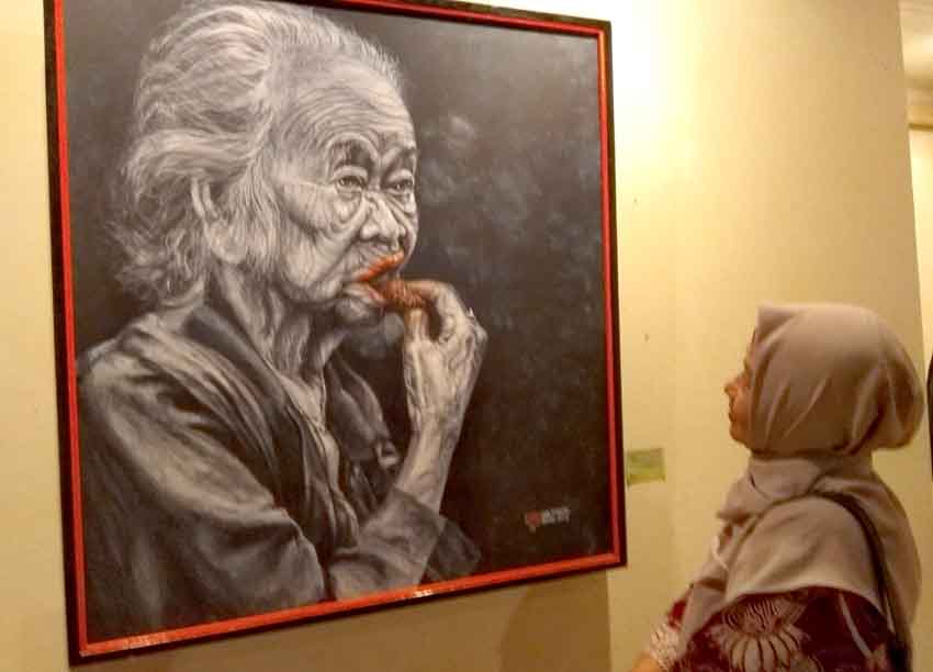 Seorang pengunjung mengamati karya Sarjiyanto Sekar berjudul "Nyirih bukan Nyinyir". (Foto2: Erwan Widyarto)