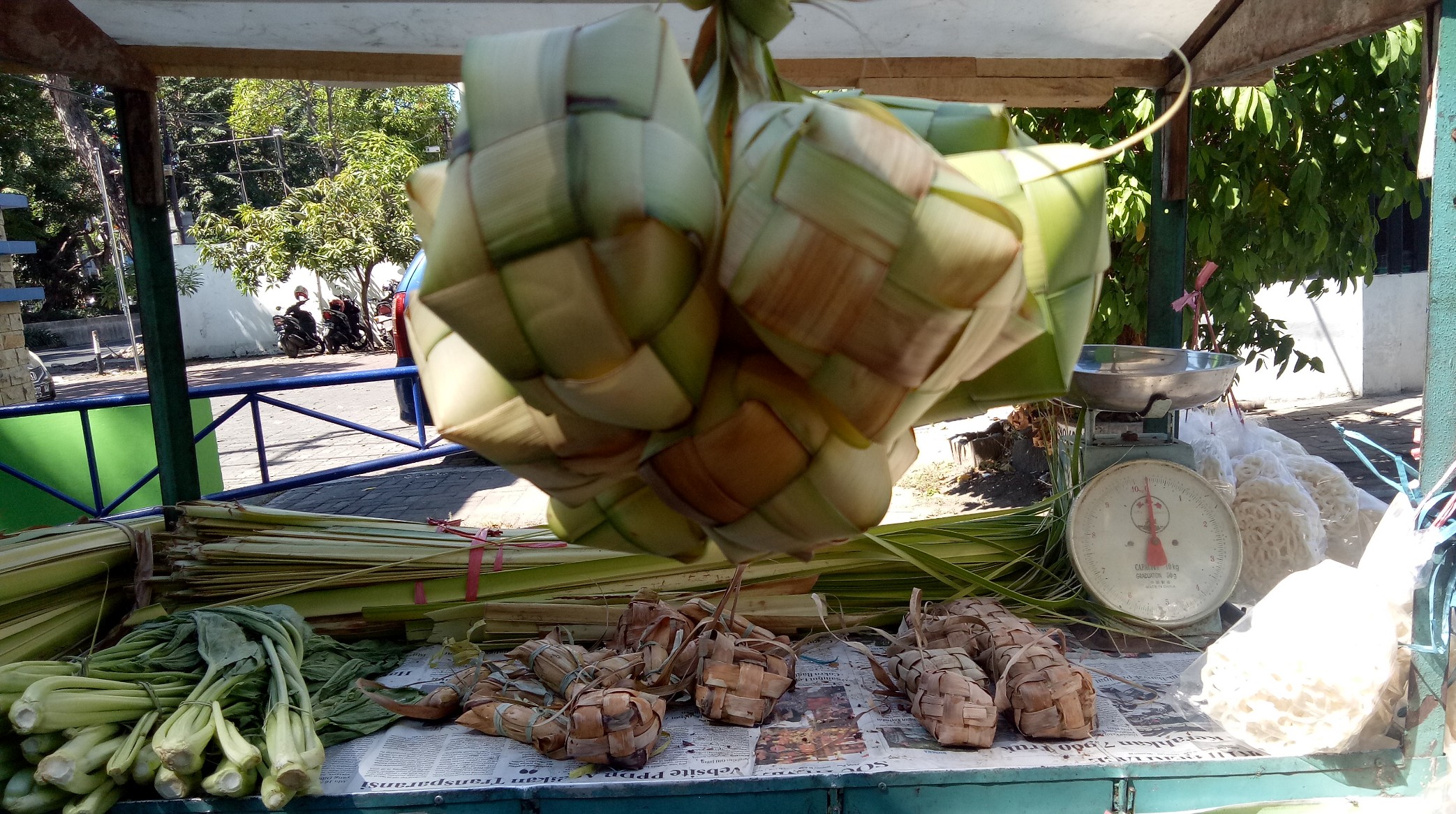 Kerangka ketupat yang dijual oleh Utik di pasar Manyar Surabaya. (Foto: Pita/ngopibareng.id) 