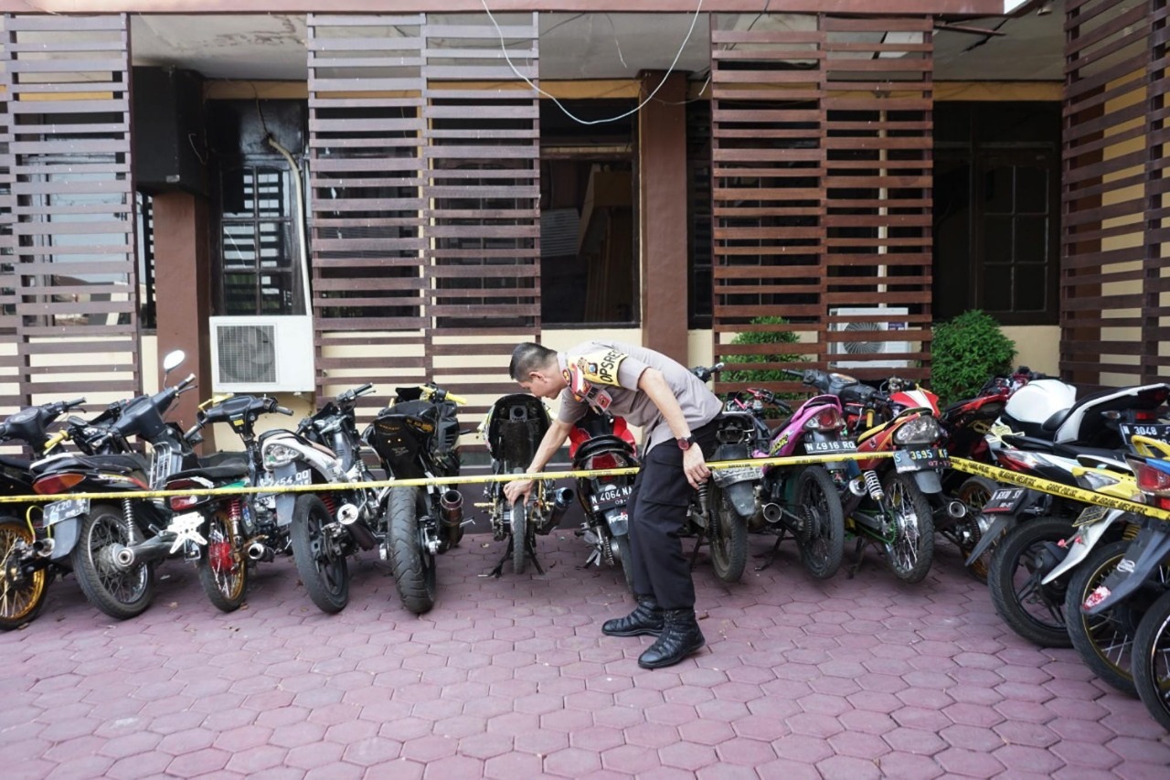 KAPOLRESTA Probolinggo, Alfian Nurrizal saat mengecek puluhan motor bermasalah termasuk motor berknalpot brong. (foto: Ikhsan/ngopibareng.id)