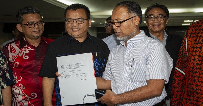 Bambang Widjojanto menunjukkan bukti penerimaan berkas gugatan di MK. (Foto: Ant)