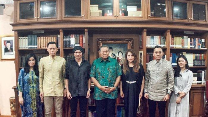 Penyanyi Anji dan istri, Wina, foto bersama keluarga Presiden ke-6 RI Susilo Bambang Yudhoyono (SBY).