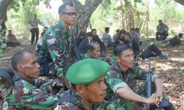 Personel TNI berjaga di Pulau Adonara. (Foto: dok/antara)