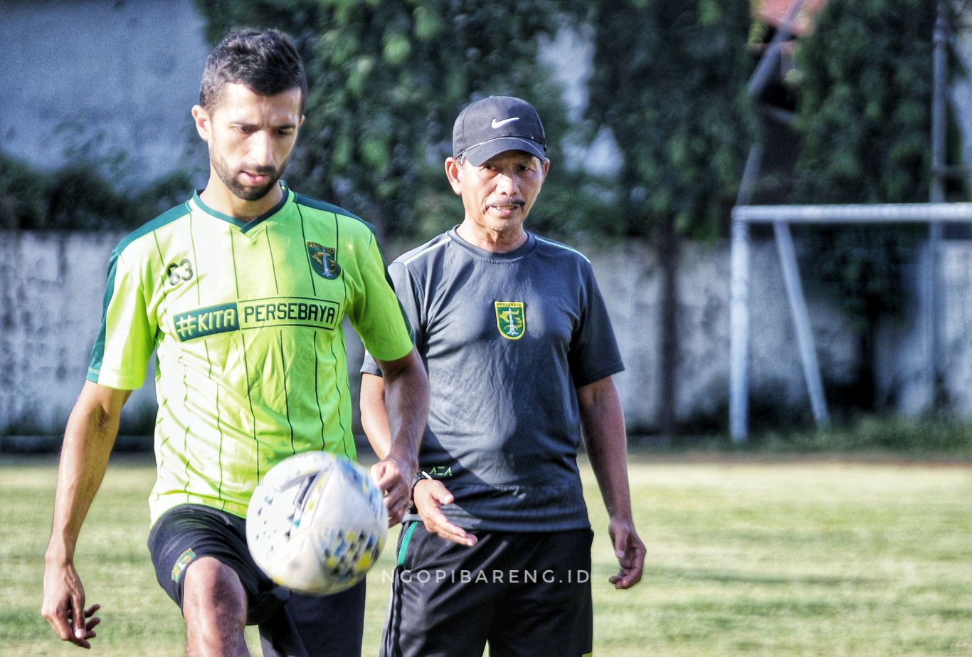 Pelatih Persebaya, Djajang Nurdjaman dengan Manu Dzhalilov. (Foto: Haris/ngopibareng.id)