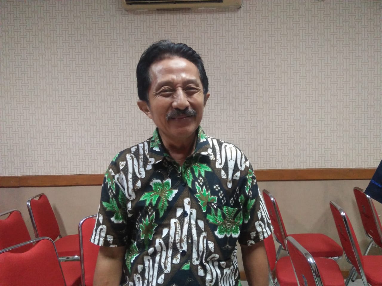 Yuli Purnomo,  Anggota Dewan Pendidikan Surabaya saat ditemui di kantor Humas Pemkot Surabaya.  (Foto: istimewa) 