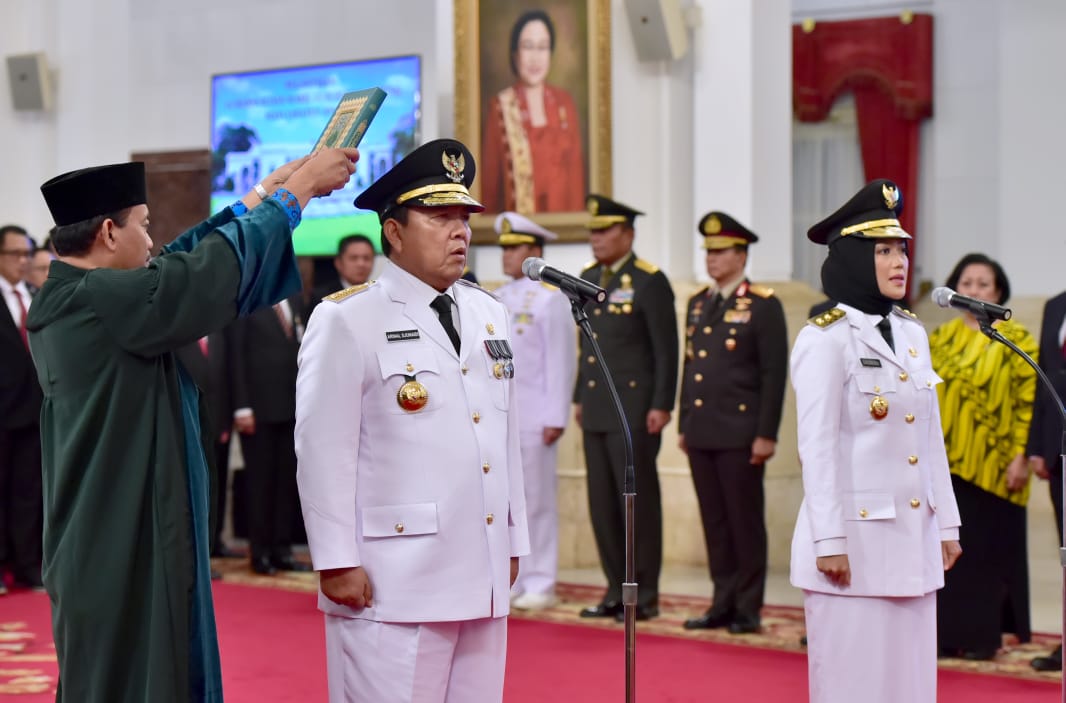 Gubernur dan Wakil Gubernur Lampung saat mengikuti prosesi pelantikan di Istana Negara, Rabu 12 Juni 2019 ( foto: Biro Pers Setpres).
