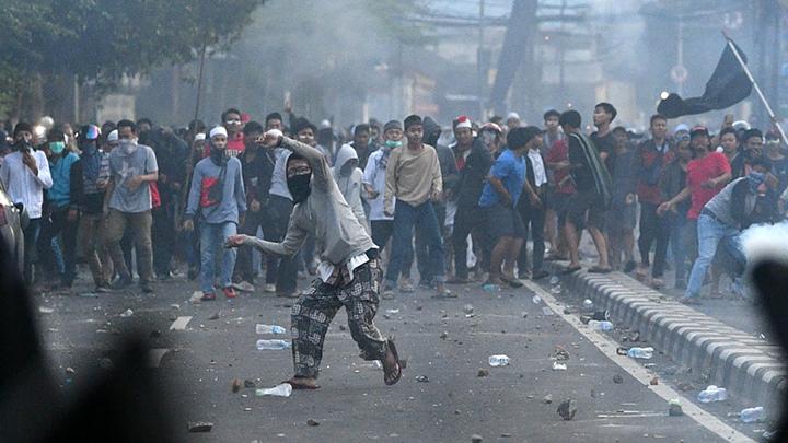 Massa melemparkan batu ke arah petugas kepolisian saat terjadinya bentrokan di Jalan KS Tubun, Jakarta, Rabu 22 Mei 2019. (Foto: Antara)