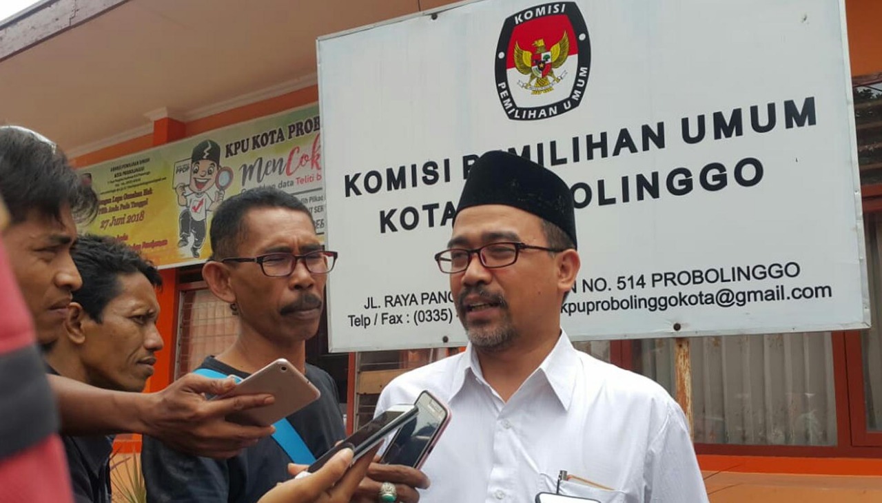 AHMAD Hudri (kanan) satu-satunya komisioner petahana yang masih bertahan di KPU Kota Probolinggo. (foto: Ikhsan/ngopibareng.id)
