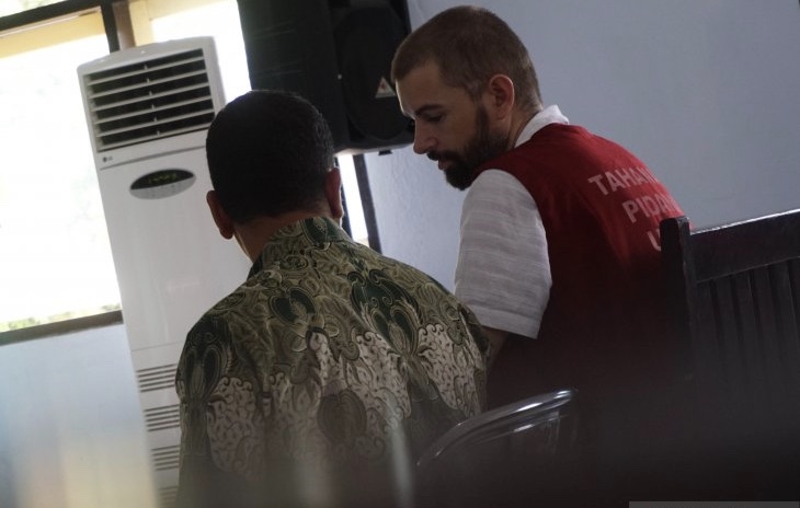 Foto Dok - Dorfin Felix (kanan), terdakwa penyelundup 2,98 kilogram narkotika ke Lombok dari negara asalnya Prancis. (Foto: dok/antara)