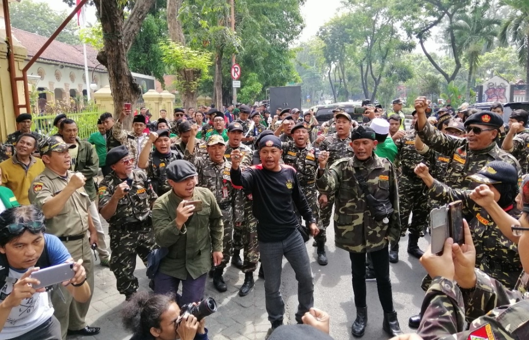 Massa Banser padati depan PN Surabaya, Kamis 13 Juni 2019. (Foto: Farid/ngopibareng.id) 