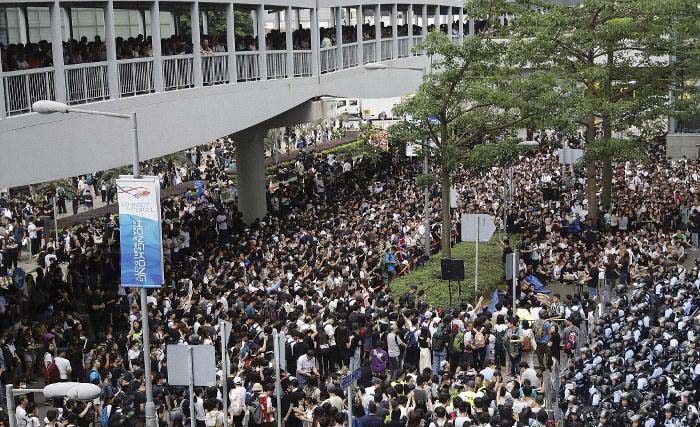Ratusan ribu penduduk Hong Kong gelar demo di pusat kota menolak Undang-undang Ekstradisi. (Foto:RTR)
