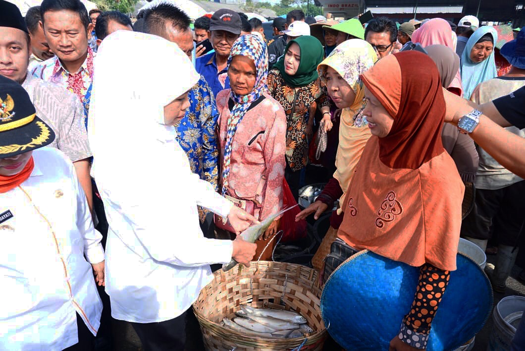 Gubernur Jatim Khofifah Indar Parawansa saat berdialog dengan pedagan di Pasar Ikan Lamongan. (Foto: Faiq/ngopibareng)