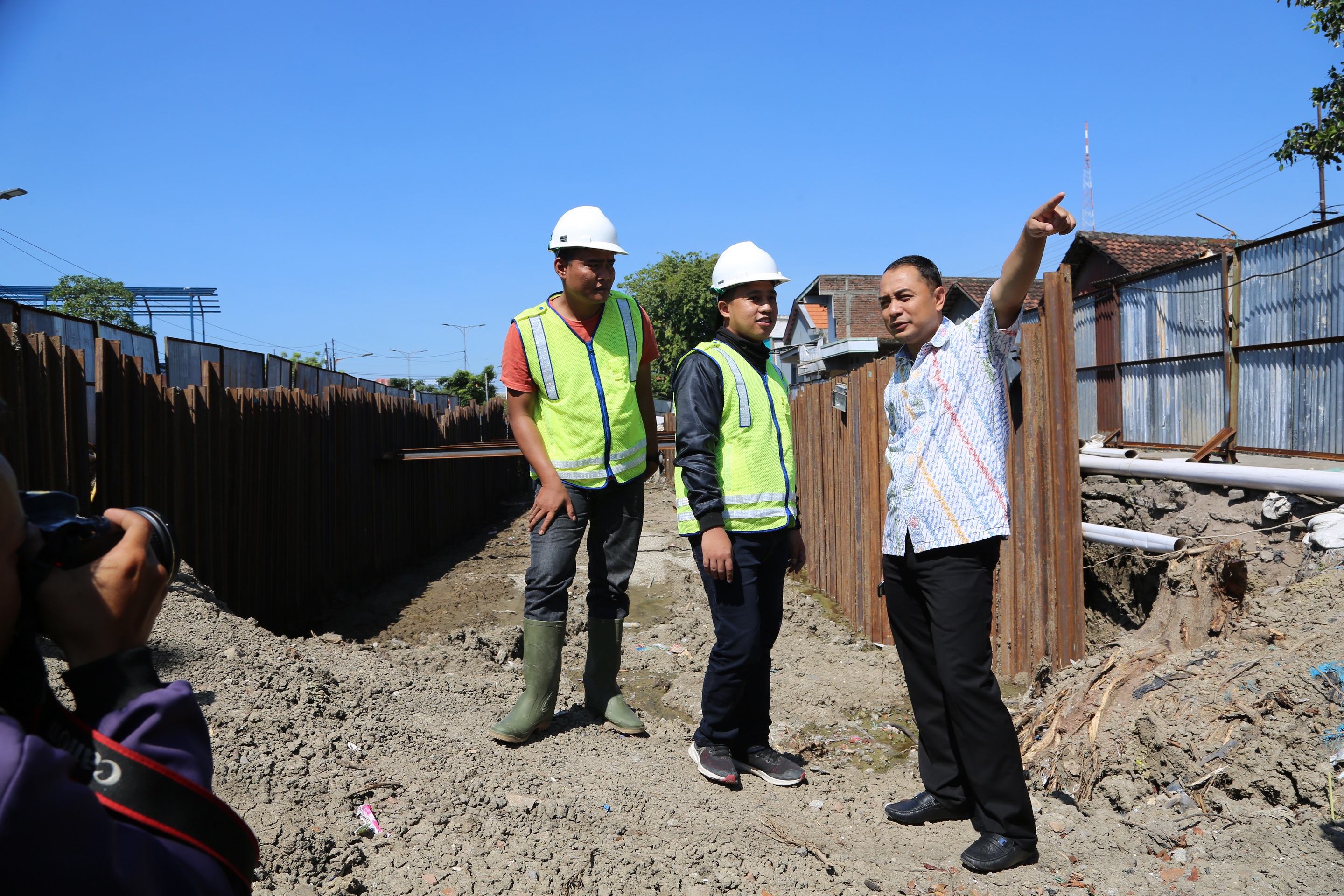 Kepala Bappeko Pemkot Surabaya, Eri Cahyadi, saat meninjau proyek box culvert di sekitar Benowo, Surabaya. (Foto: Alief/ngopibareng.id).