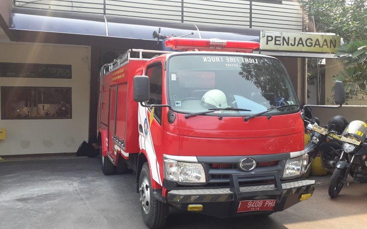 Mobil Pemadam Kebakaran (Damkar) milik Suku Dinas Pemadam Kebakaran Jakarta Utara yang hilang kini diamankan di Polsek Tanjung Priok. (Foto: Antara/Fianda Rassat)
