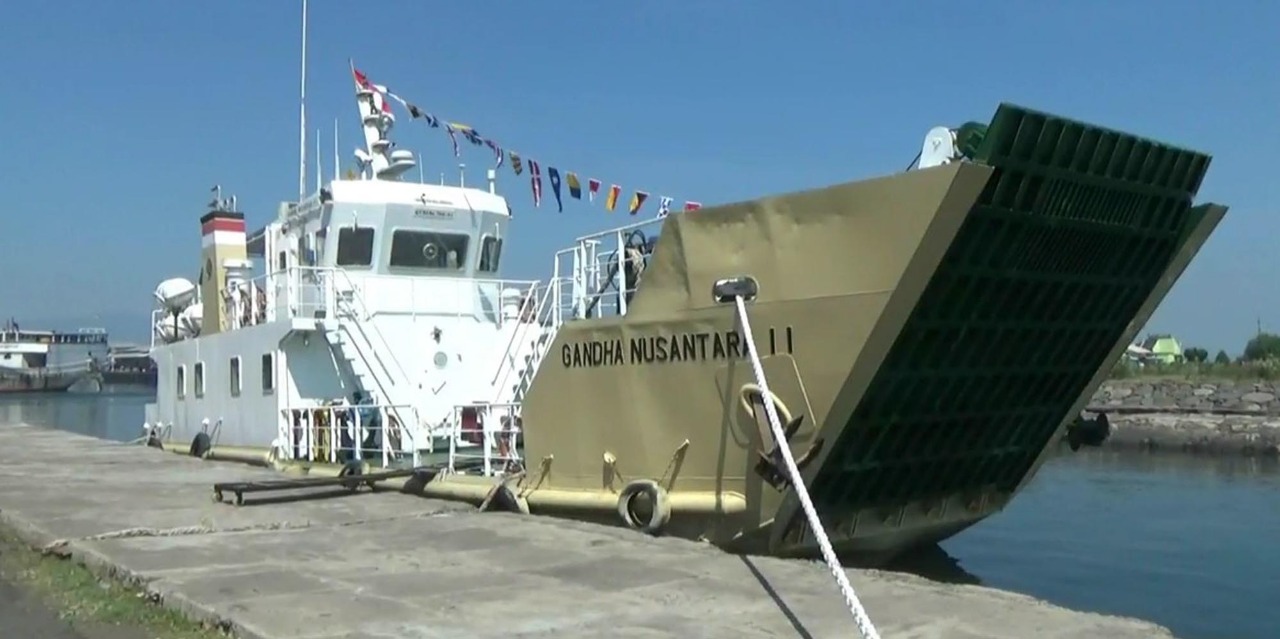 KM Ghanda Nusantara II bantuan Kemenhub bersandar di dermaga Pelabuhan Tanjung Tembaga, Kota Probolinggo. (Foto: Ikhsan/ngopibareng.id)