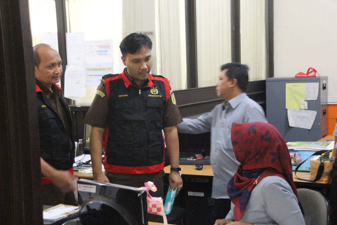 Tim Penyidik Kejati Jatim melakukan penggledahan Kantor PT YEKAPE, Selasa, 11 Juni 2019. (Foto: Faiq/ngopibareng.id)