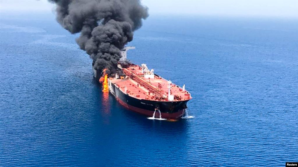 Kondisi sebuah kapal tanker setelah diserang di Teluk Oman, 13 Juni 2019. (Foto: Reuters)