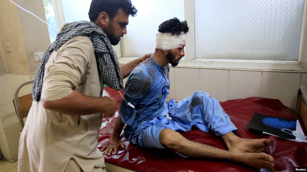 Seorang korban luka-luka dalam serangan bom dirawat di rumah sakit Jalalabad, Afghanistan, Kamis, 13 Juni 2019. (Foto: AFP).
