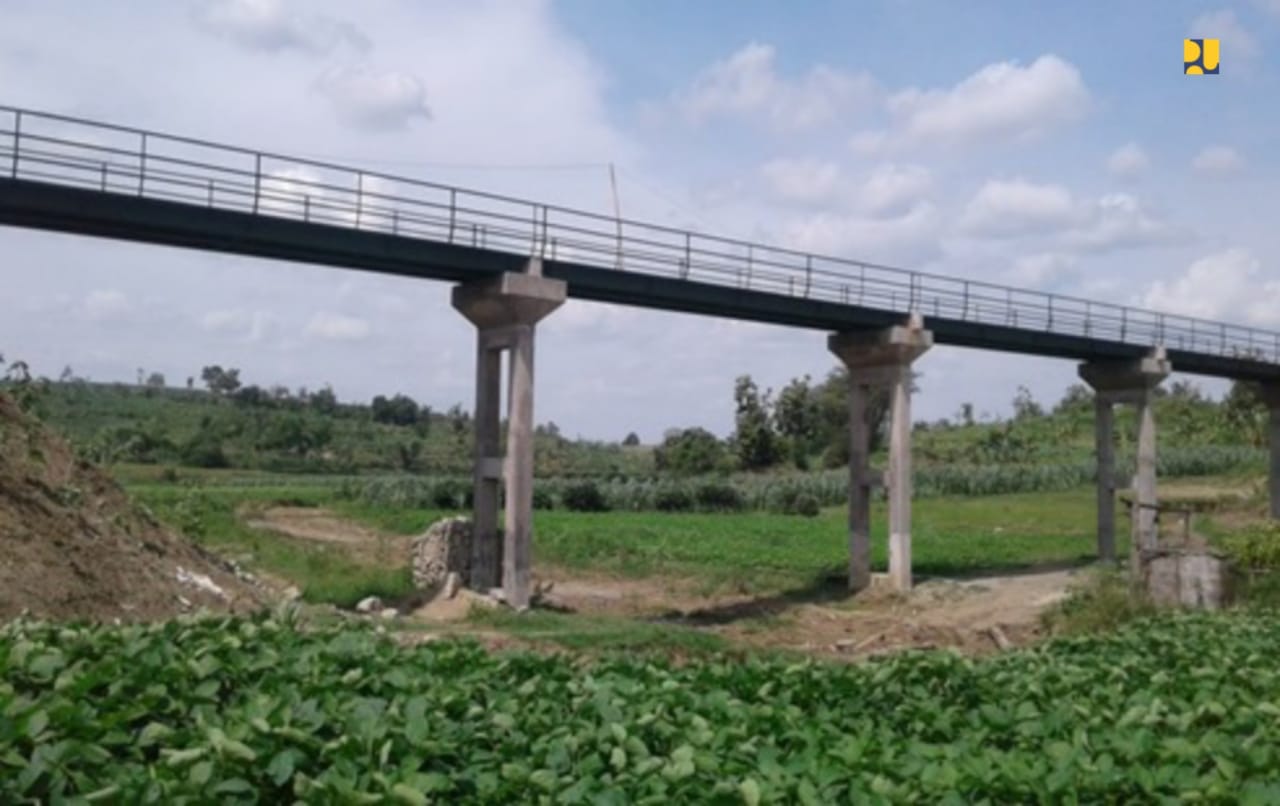 Jembatan sepanjang 60 meter dengan lebar 2,4 meter di Desa Kenongorejo, Kecamatan Beringin, Kabupaten Ngawi, Provinsi Jawa Timur. Jembatan ini memudahkan warga setempat menyeberang menuju area persawahan yang sebelumnya harus menggunakan rakit.