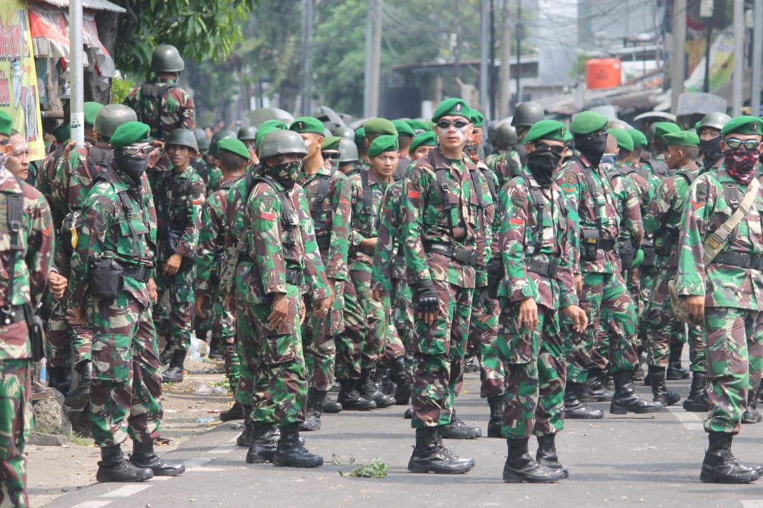 Personel TNI bantu polisi amankan sidang sengketa pilpres di Mahkamah Konstitusi hari ini, Jumat 14 Juni 2019. (Foto: Asmanu/ngopibareng.id)