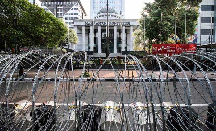 Pagar kawat berduri dipasang di depan Gedung Mahkamah Konstitusi. (Foto:Antara)