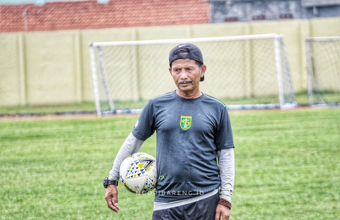 Pelatih Persebaya, Djajang Nurdjaman saat memimpin latihan di Lapangan Jenggolo, Sidoarjo, Jumat 14 Juni 2019. (Foto: Haris/ngopibareng.id)
