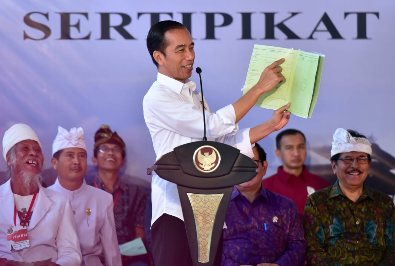 Presiden Joko Widodo (Jokowi) saat membagikan sertifikat di Kabupaten Banglu, Provinsi Bali, Jumat 14 Juni 2019. (Foto: Biro Pers Setpres)
