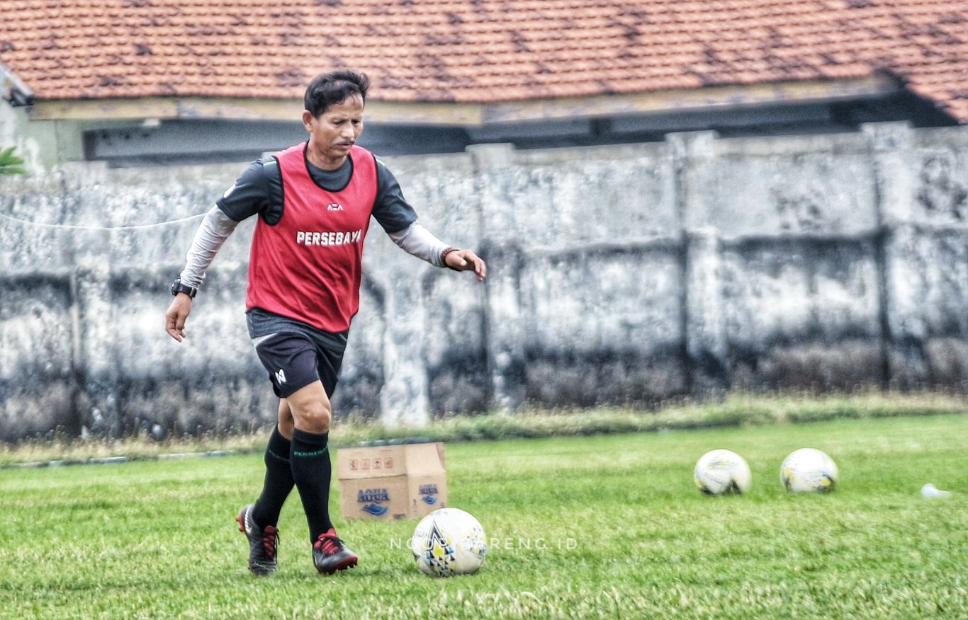 Pelatih Persebaya, Djajang Nurdjaman saat latihan di Lapangan Jenggolo, Jumat 14 Juni 2019. (Foto: Haris/ngopobareng.id)