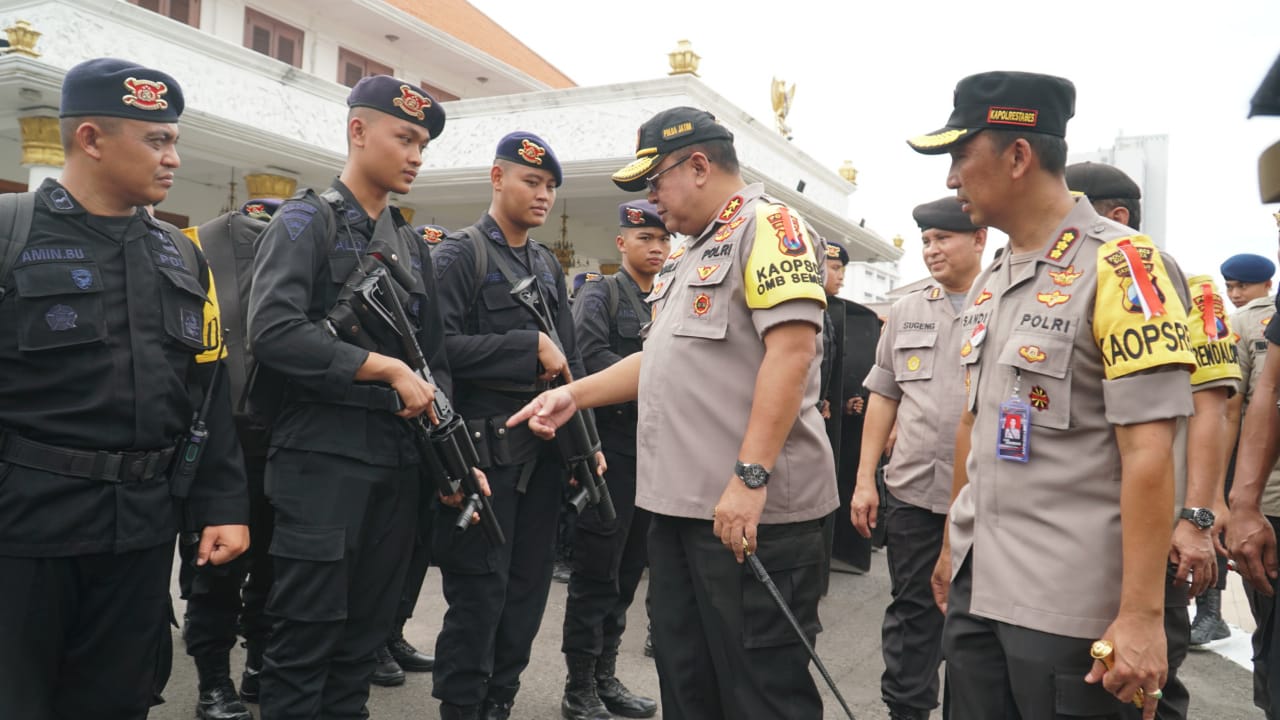 Kapolda Jatim dan Kapolrestabes Surabaya saat memeriksa senjata personel pengaman. (Foto: Istimewa)