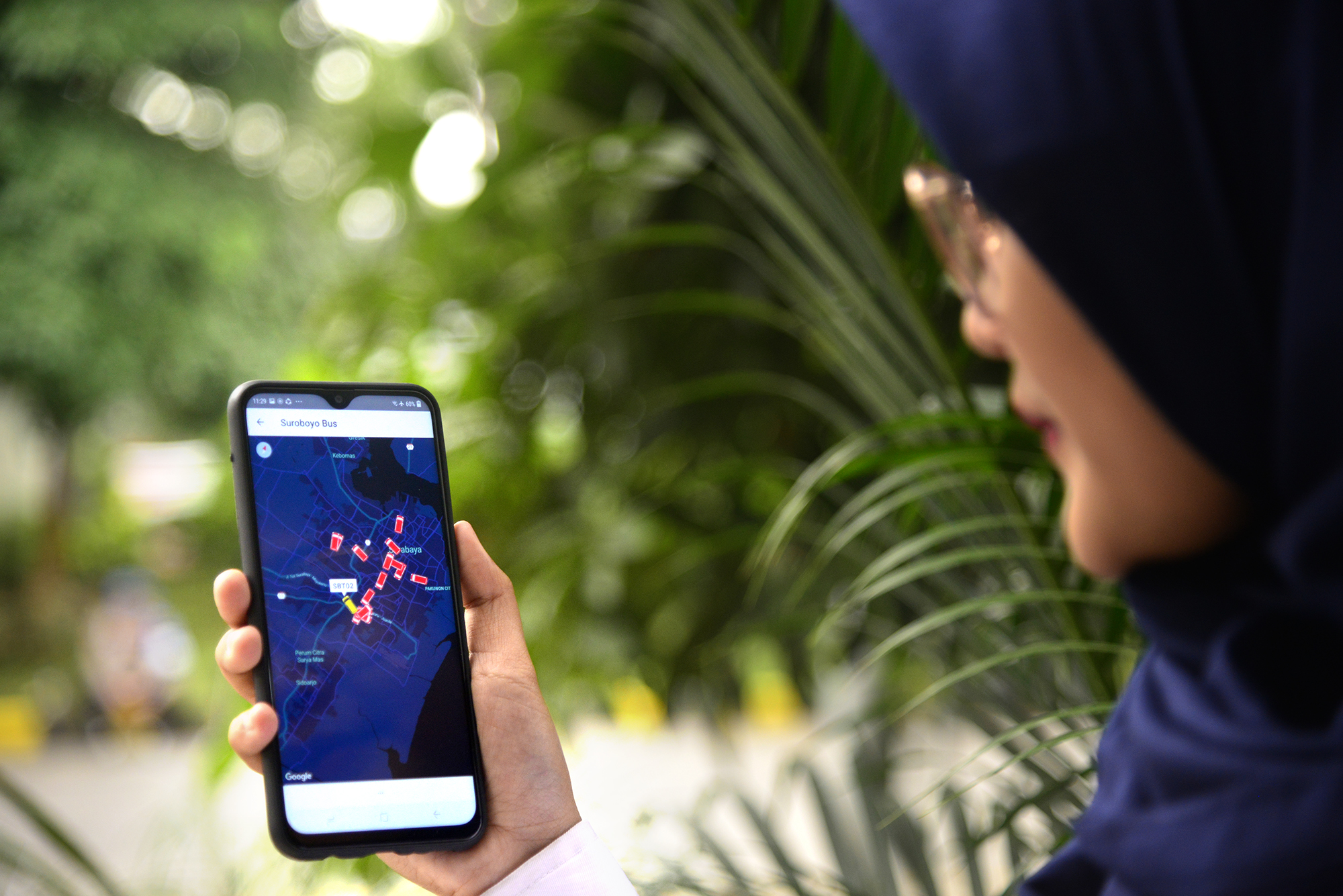 Seorang staf Dishub Kota Surabaya melihatkan aplikasi TransportasiKu di smartphone. (Foto: Dok. Dishub)