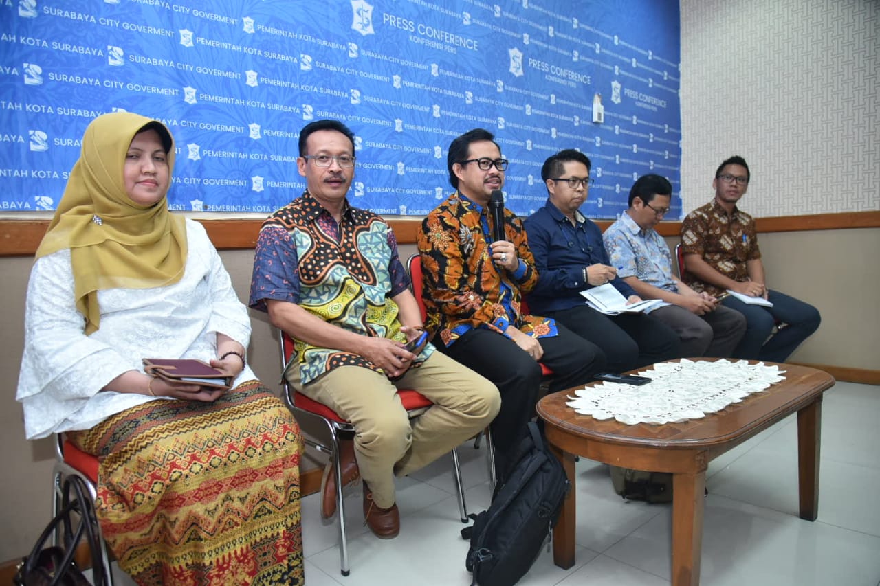 Kepala Dinas Pendidikan Kota Surabaya beserta Tim TPA dari Unair dan ITS menyelenggarakan konferensi pers persiapan tes TPA untuk PPDB SMP, Jumat, 14 Juni 2019. (Foto: Dok. Humas Pemkot)