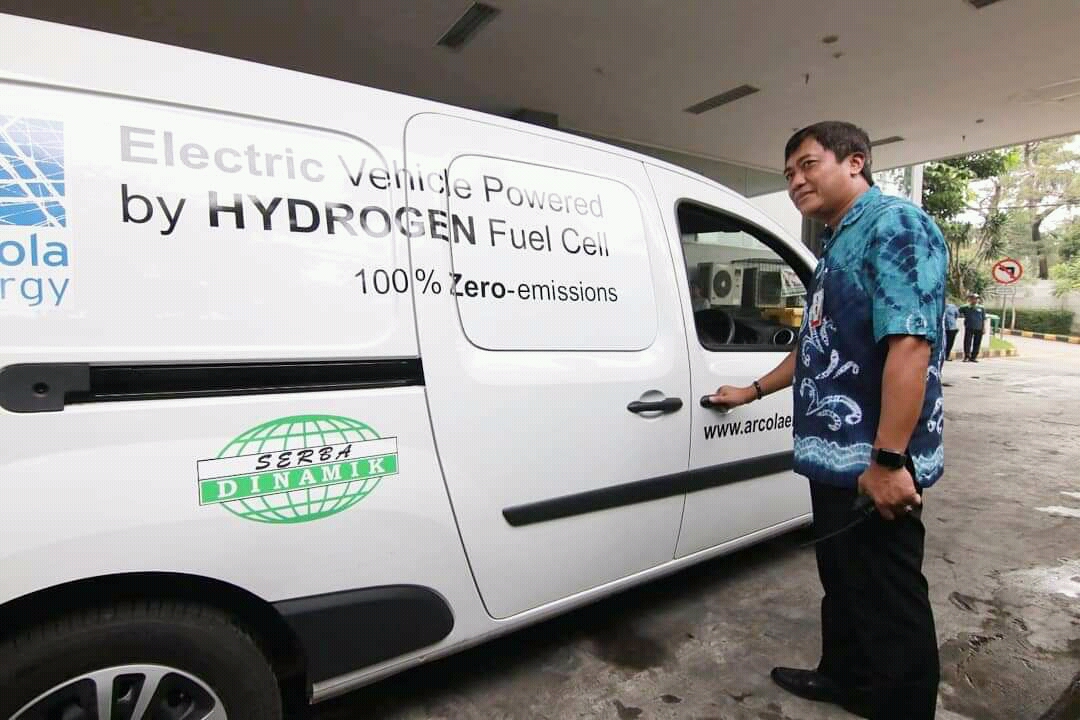 Kadishub Kota Surabaya Irvan akan mencoba mobil hidrogen. (Foto: Dishub Surabaya)