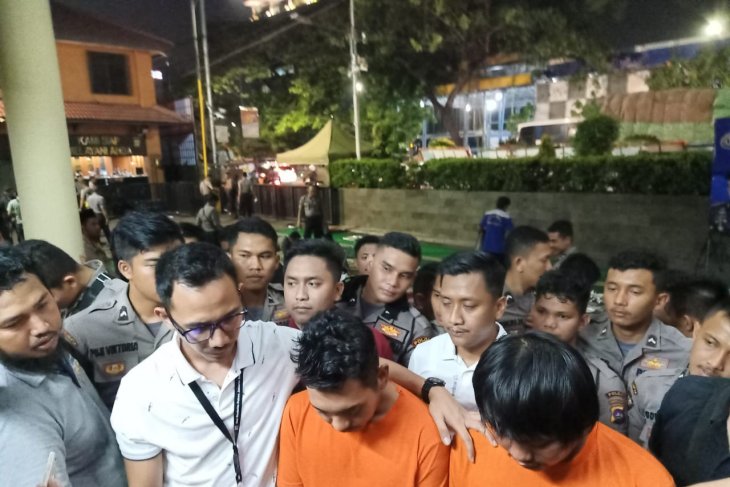 Dua tersangka provokator kericuhan 22 Mei di Slipi yang ditangkap Polres Metro Jakarta Barat. (Foto: Dok. Polres Metro Jakarta Barat)