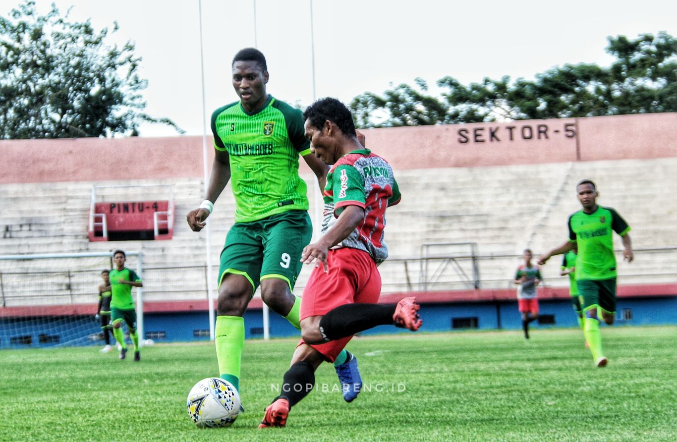 Pemain Persebaya, Amido Balde saat berusaha merebut bola dari pemain PSID Jombang, dalam laga uji coba di Stadion Gelora Delta Sidoarjo, Sabtu 15 Juni 2019. (foto: Haris/ngopibareng.id)