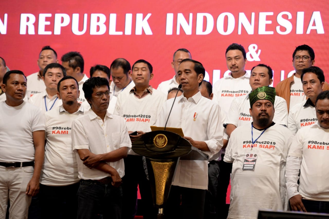 Presiden Jokowi bertemu dengan para aktivis 98 di acara halalbihalal di Jakarta. (Foto: Kris/Biro Pers Setpres)